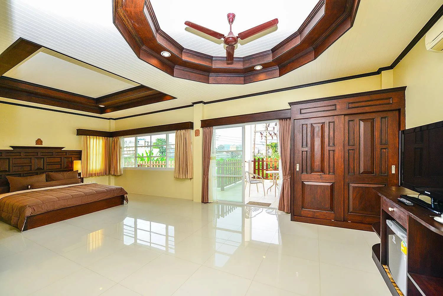 Bedroom with a king bed, a built-in wardrobe and a glass door to the outside