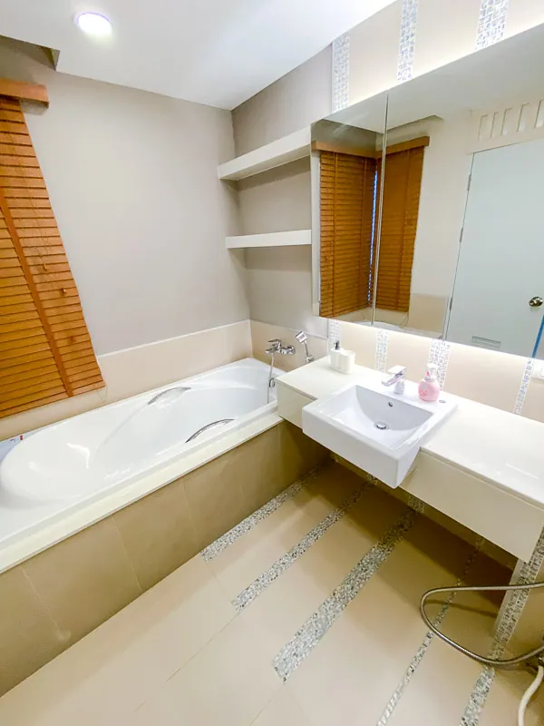 Bathroom with a bathtub, a wall-hung basin and a mirrored cabinet