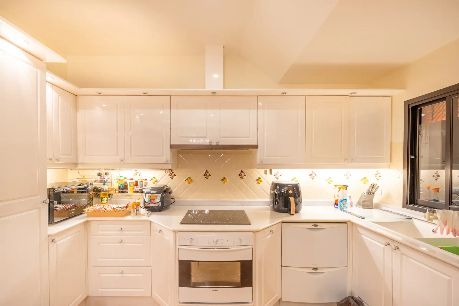 Full kitchen
