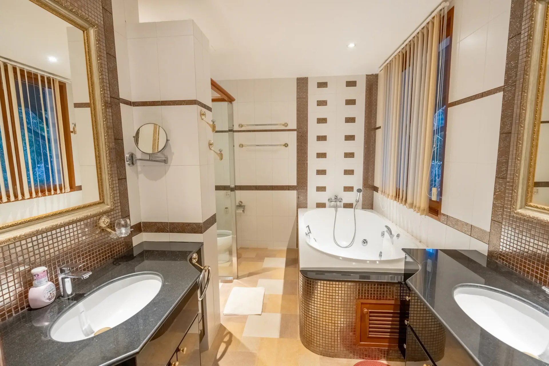 Full bathroom 1